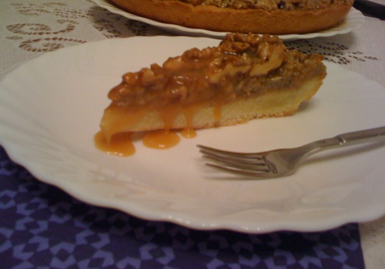 Krucha tarta orzechowa z sosem toffi foto