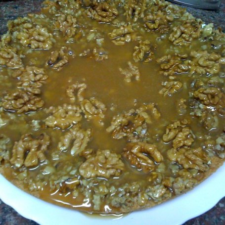 Krok 6 - Krucha tarta orzechowa z sosem toffi foto