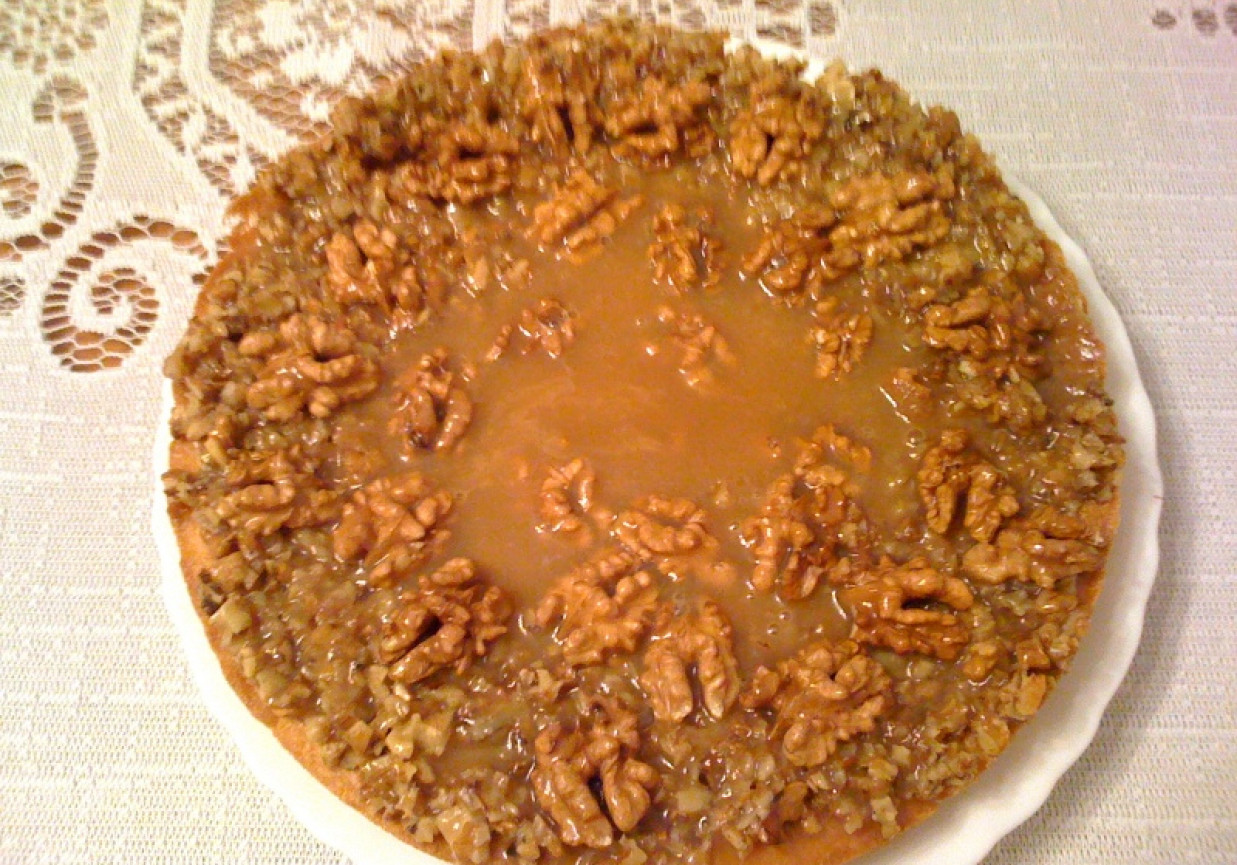 Krucha tarta orzechowa z sosem toffi foto