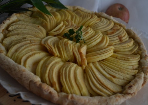 Fotografia przedstawiająca Krucha tarta z jabłkami