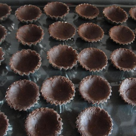 Krok 1 - Kruche babeczki czekoladowe z nadzieniem karmelowym foto