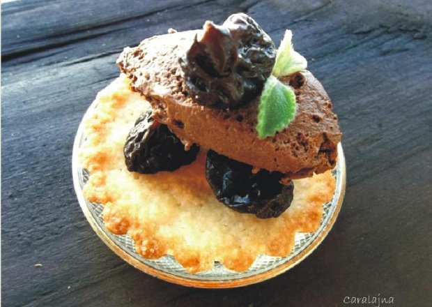 Fotografia przedstawiająca kruche babeczki / tartaletki z musem czekoladowym i suszonymi śliwkami