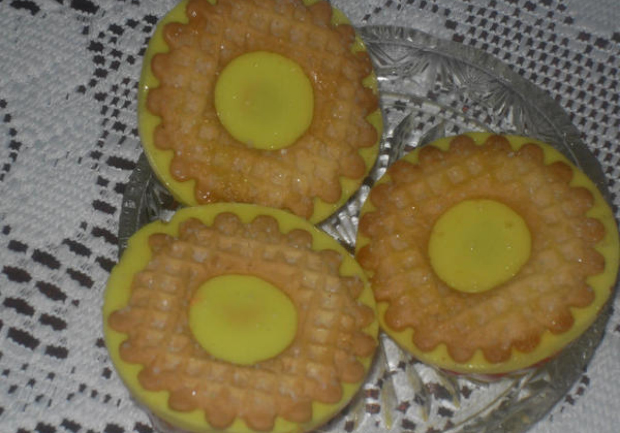 Kruche babeczki z budyniem i owocami foto