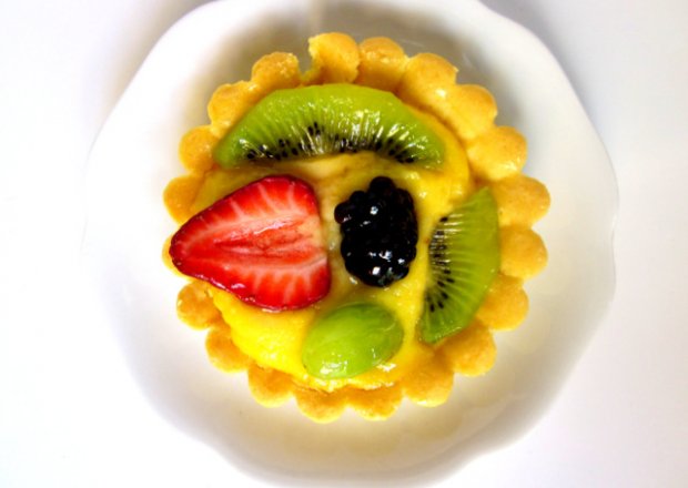 Fotografia przedstawiająca Kruche babeczki z kremem budyniowym i owocami