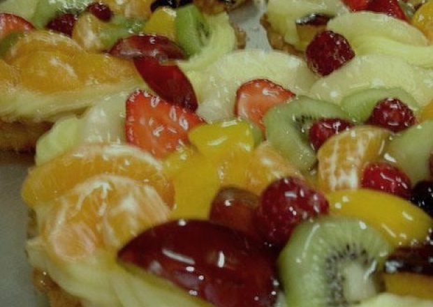 Fotografia przedstawiająca Kruche babeczki z kremem i owocami