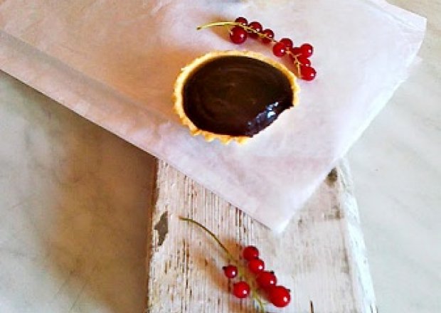 Fotografia przedstawiająca Kruche babeczki z musem czekoladowym i porzeczkami