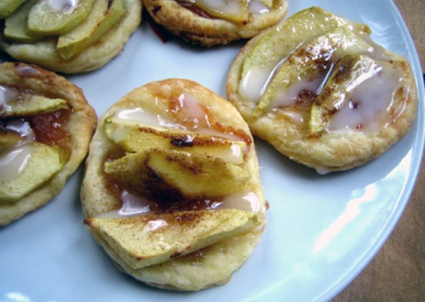 Fotografia przedstawiająca kruche ciasteczka (bez jajek) z jabłkami