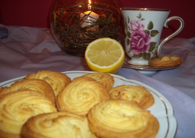 Fotografia przedstawiająca Kruche ciasteczka cytrynowe