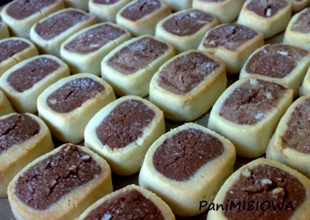 Fotografia przedstawiająca Kruche ciasteczka czekoladowo-migdałowe