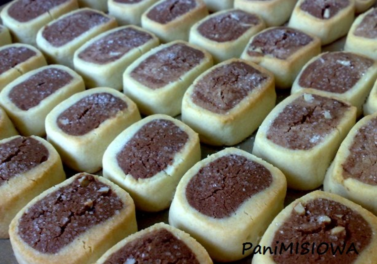 Kruche ciasteczka czekoladowo-migdałowe foto
