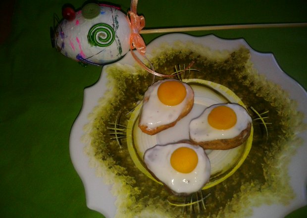 Fotografia przedstawiająca kruche ciasteczka - jajeczka