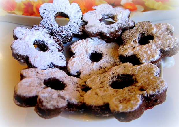 Fotografia przedstawiająca Kruche ciasteczka śmietankowo-kakaowe