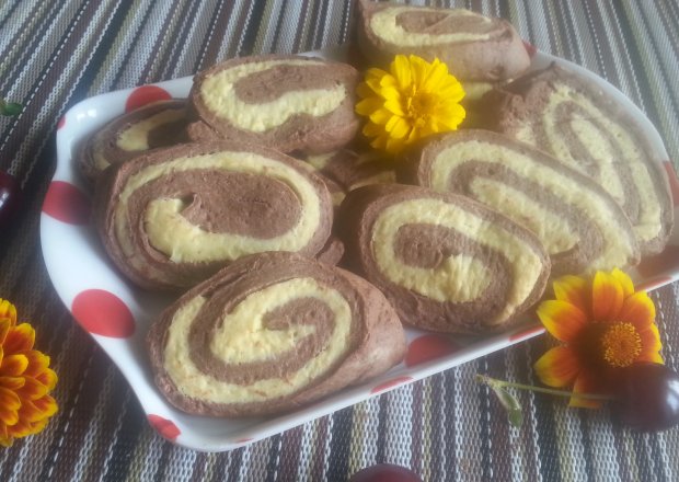 Fotografia przedstawiająca Kruche ciasteczka  waniliowo-kakaowe