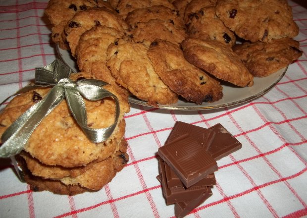 Fotografia przedstawiająca Kruche ciasteczka z cynamonem, żurawiną i czekoladą