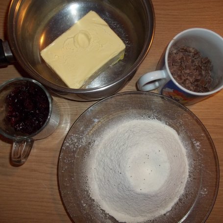 Krok 1 - Kruche ciasteczka z cynamonem, żurawiną i czekoladą foto