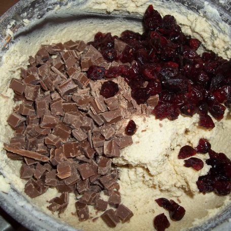 Krok 4 - Kruche ciasteczka z cynamonem, żurawiną i czekoladą foto