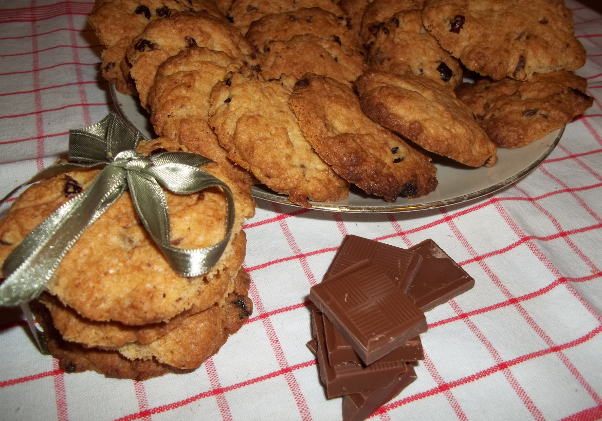 Kruche ciasteczka z cynamonem, żurawiną i czekoladą foto