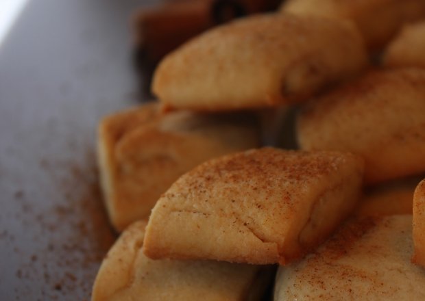 Fotografia przedstawiająca Kruche ciasteczka z cynamonem