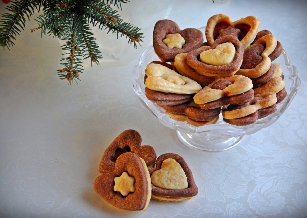 Fotografia przedstawiająca Kruche ciasteczka z kakaową wkładką i marmoladą