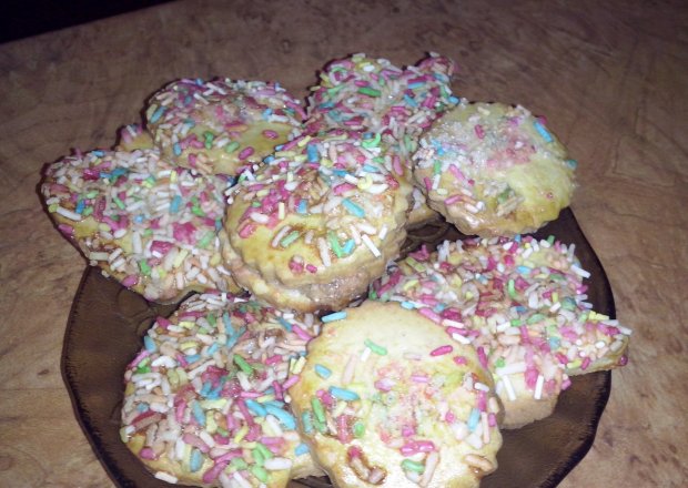 Fotografia przedstawiająca Kruche ciasteczka z kolorową posypką
