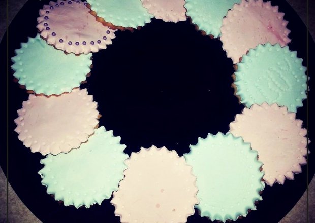 Fotografia przedstawiająca Kruche ciasteczka z kolorowym lukrem :)