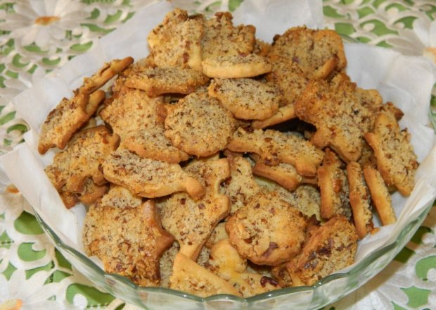 Fotografia przedstawiająca Kruche ciasteczka z orzechami