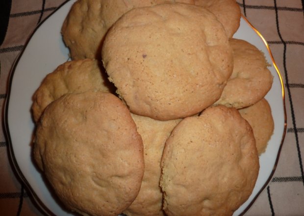 Fotografia przedstawiająca Kruche ciasteczka z orzeszkami ziemnymi