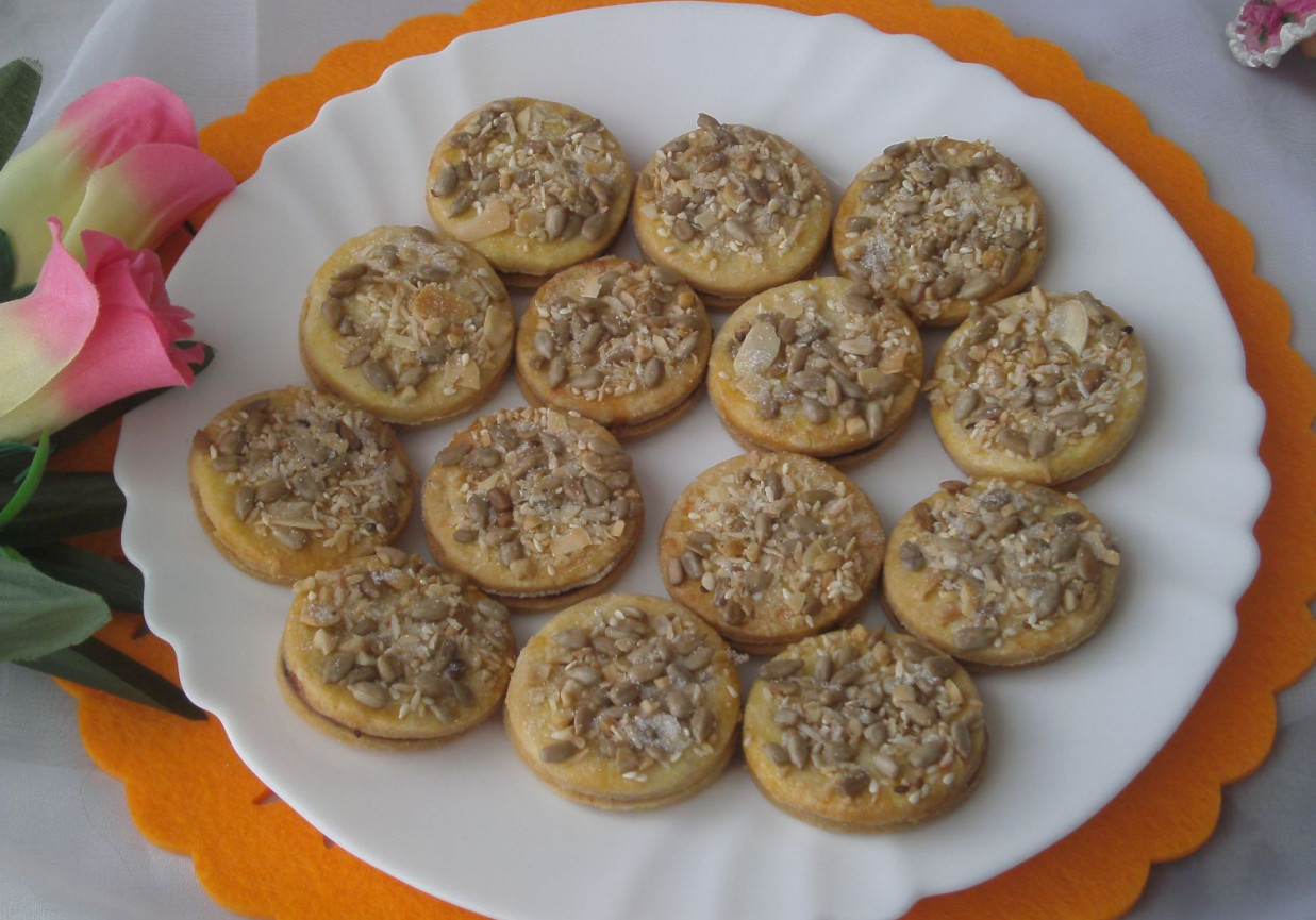 Kruche ciasteczka z ziarenkami foto