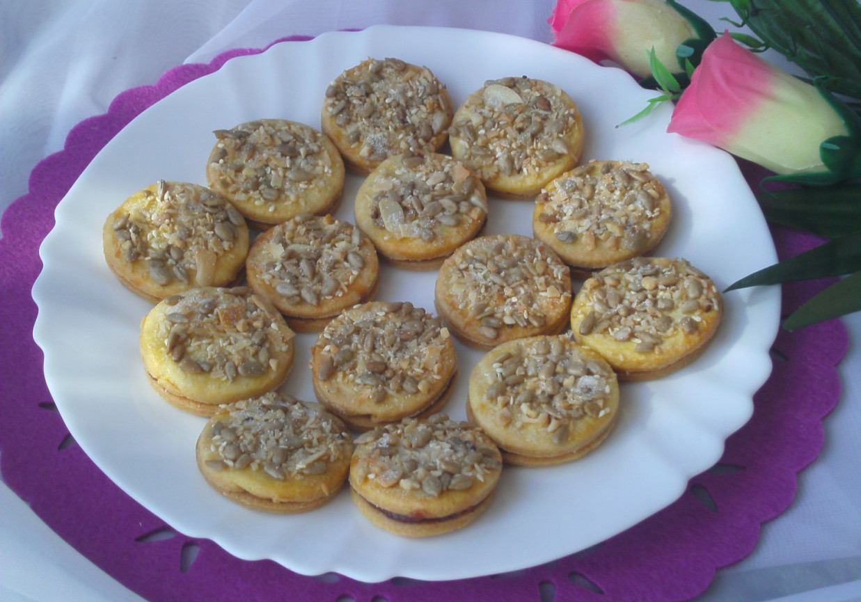 Kruche ciasteczka z ziarenkami foto