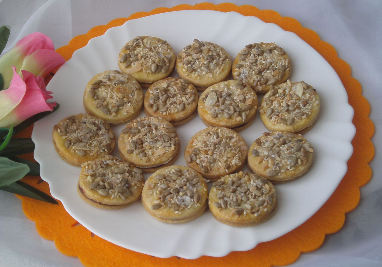 Kruche ciasteczka z ziarenkami foto