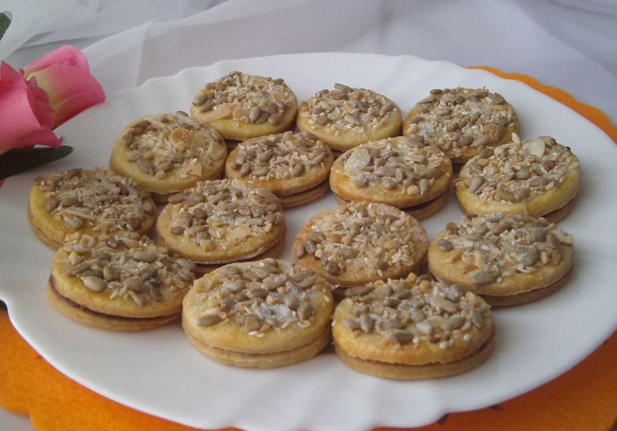 Kruche ciasteczka z ziarenkami foto