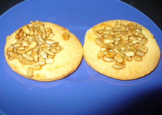 Fotografia przedstawiająca Kruche ciasteczka ze słonecznikiem