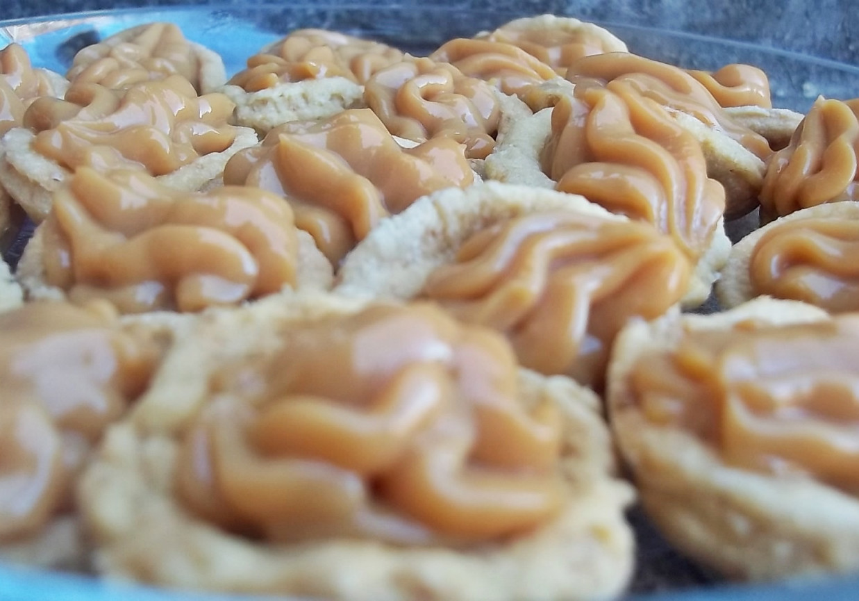 Kruche ciasteczka ze spirytusem - Orzeszki karmelowe foto