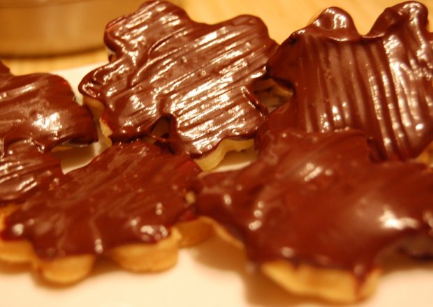 Fotografia przedstawiająca Kruche ciastka czekoladowe na śmietanie