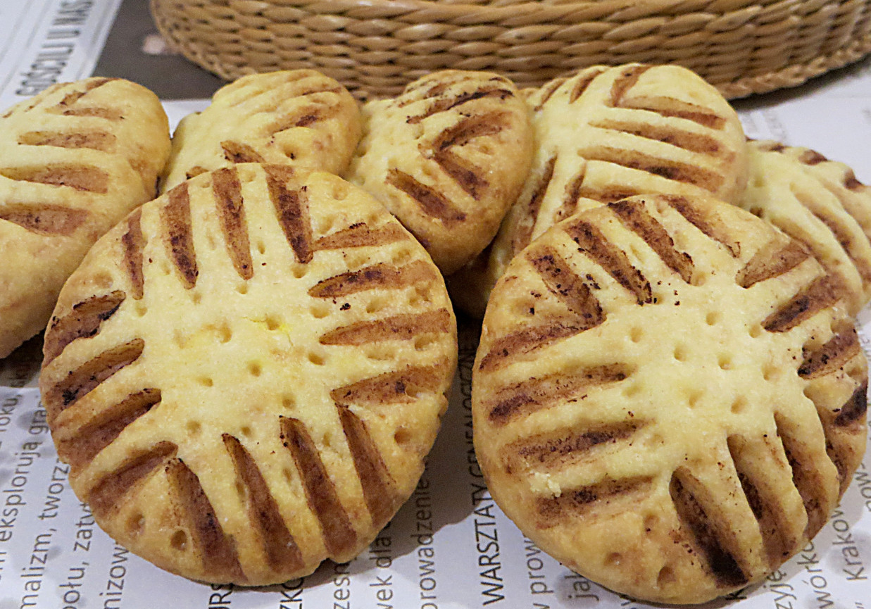 Kruche ciastka widelcem zdobione foto