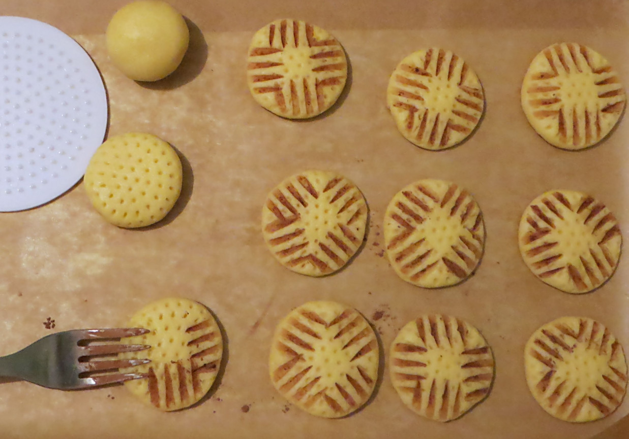 Kruche ciastka widelcem zdobione foto