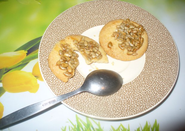 Fotografia przedstawiająca Kruche ciastka ze słonecznikiem