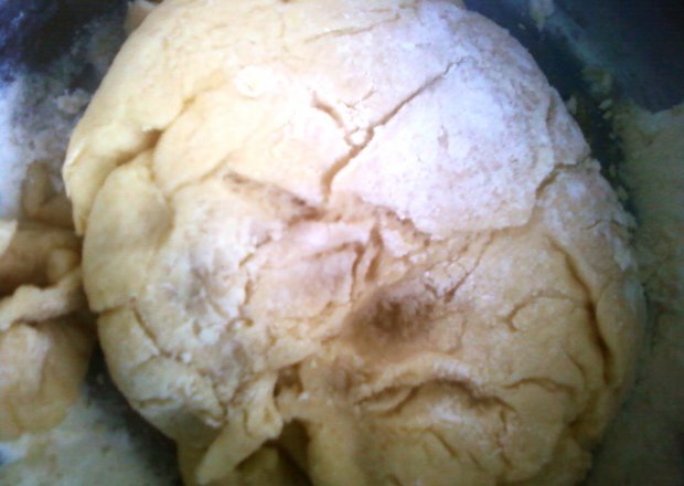 Fotografia przedstawiająca Kruche ciasto drożdżowe.