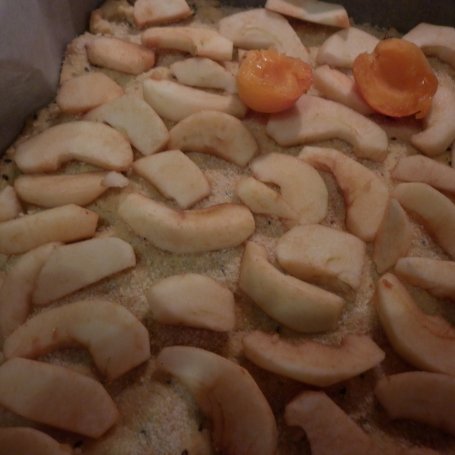 Krok 6 - Kruche ciasto jabłkowo - morelowo - jagodowe z czarnym sezamem. foto