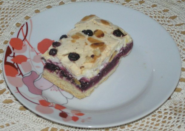 Fotografia przedstawiająca Kruche ciasto jagodowe z bezą