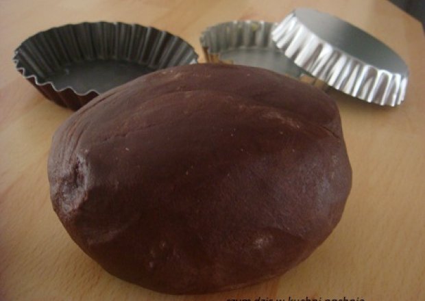 Fotografia przedstawiająca Kruche ciasto mocno czekoladowe