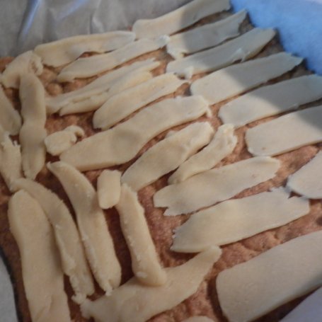 Krok 5 - Kruche ciasto morelowo - truskawkowo - marcepanowe na mące orkiszowej. foto