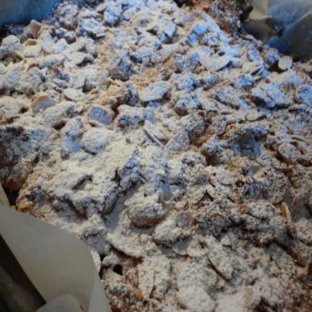 Krok 10 - Kruche ciasto na mące orkiszowej ze śliwkami i marmoladą z pigwy posypane płatkami migdałowymi. foto