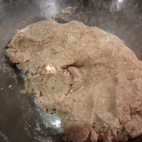 Krok 2 - Kruche ciasto na mące orkiszowej ze śliwkami i marmoladą z pigwy posypane płatkami migdałowymi. foto
