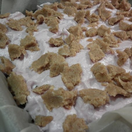 Krok 7 - Kruche ciasto na mące orkiszowej ze śliwkami i marmoladą z pigwy posypane płatkami migdałowymi. foto
