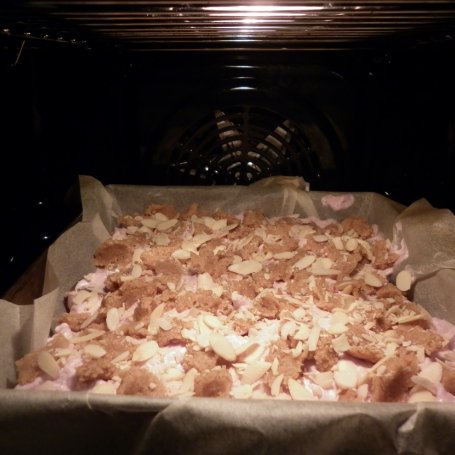 Krok 9 - Kruche ciasto na mące orkiszowej ze śliwkami i marmoladą z pigwy posypane płatkami migdałowymi. foto