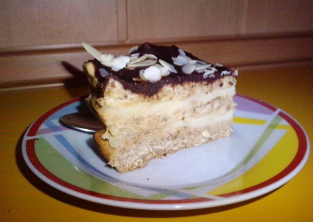 Fotografia przedstawiająca Kruche ciasto orzechowo-miodowe z budyniem