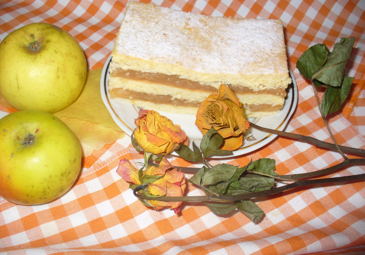 Kruche ciasto przekładane masą jabłkową z dodatkiem galarekti foto