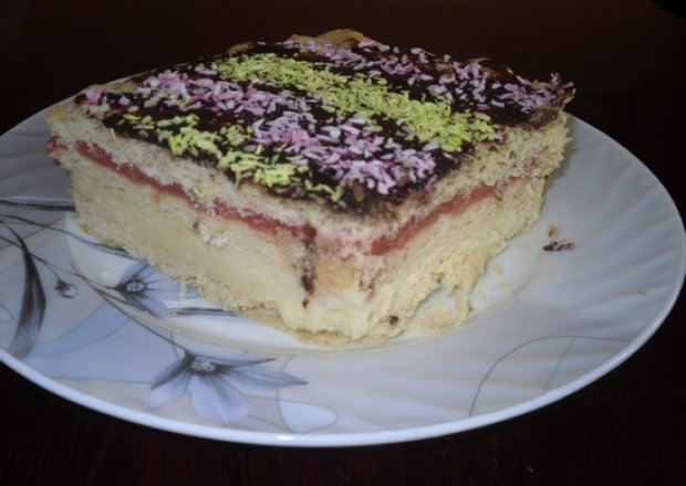 Fotografia przedstawiająca Kruche ciasto przekładane masami