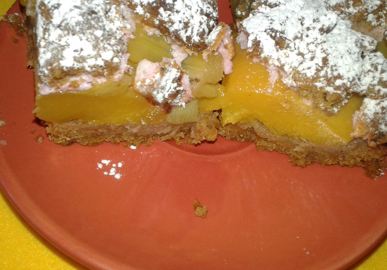 Kruche ciasto rabarbarowo - brzoskwiniowe na mące pełnoziarnistej foto